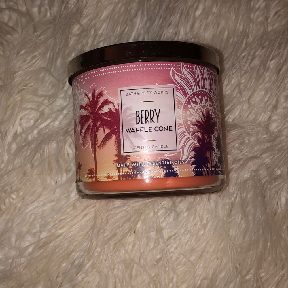 Bath & Body Works 3 Wick Candle Berry Waffle Cone